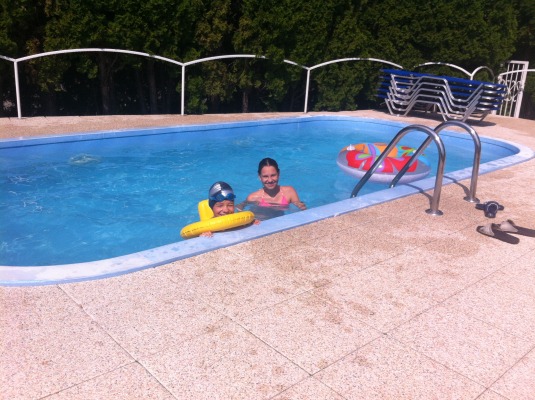 MEDENCE - POOL- SWIMMINGPOOLL