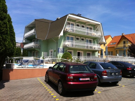 ZÖLD VENDÉGHÁZ - GREEN GUESTHOUSE - GRUNES HAUS- PARKOLÓ - PARKING PLACE- PARKPLATZ